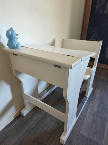 Leuk wit kinderlessenaartje / bureautje beschikbaar voor biedingen