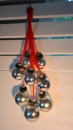 Tros oude zilveren glazen kerstballen, Ophalen