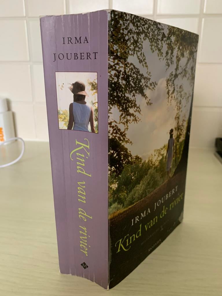 Kind van de rivier – Irma Joubert, Boeken, Romans, Zo goed als nieuw, Ophalen of Verzenden