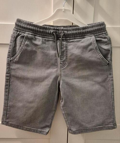 Korte spijkerbroek licht grijs maat 152 ZGAN, Kinderen en Baby's, Kinderkleding | Maat 152, Zo goed als nieuw, Jongen, Broek, Ophalen of Verzenden