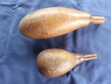 Set Antieke Houten Kruitbollen beschikbaar voor biedingen