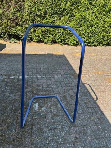 Stalen frame voor plastic afval beschikbaar voor biedingen