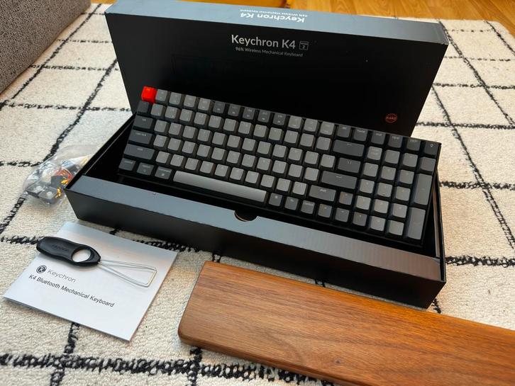 Keychron K4 Bluetooth Toetsenbord + Houten Polssteun, Computers en Software, Toetsenborden, Zo goed als nieuw, Qwerty, Draadloos