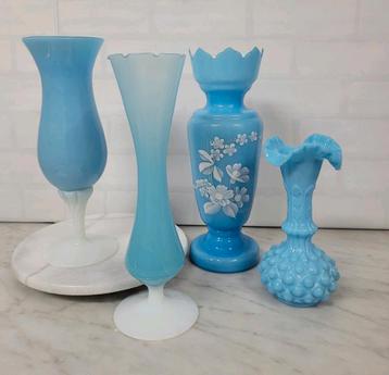 4 opaline blauwe vaasjes beschikbaar voor biedingen