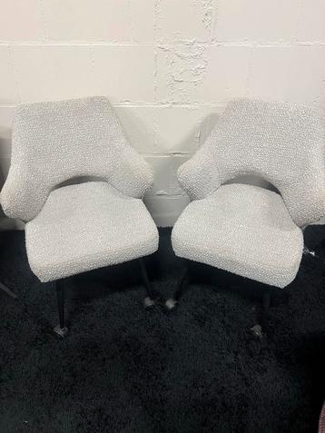 2 Bouclé Eetkamerstoelen met Wieltjes beschikbaar voor biedingen