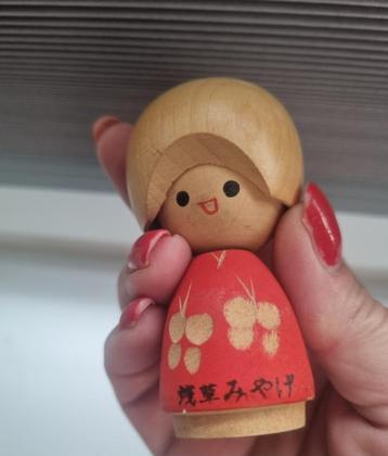 Schattige kokeshi beschikbaar voor biedingen