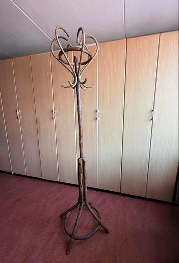 Rotan staande kapstok beschikbaar voor biedingen