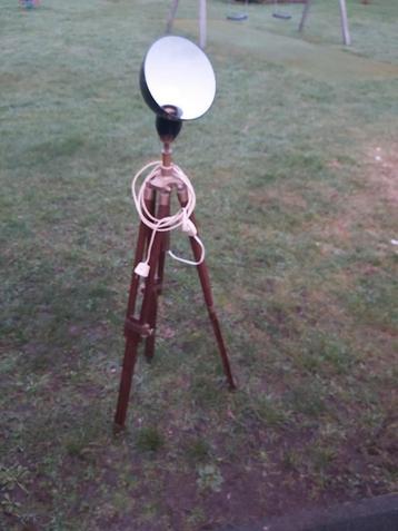 Antiek staan de vloerlamp met emaille zwarte lampe kap  beschikbaar voor biedingen