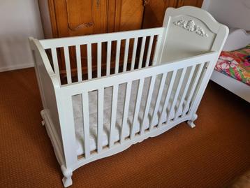 Kidsmill Royal Baby-/Peuterbed – Elegantie en Comfort