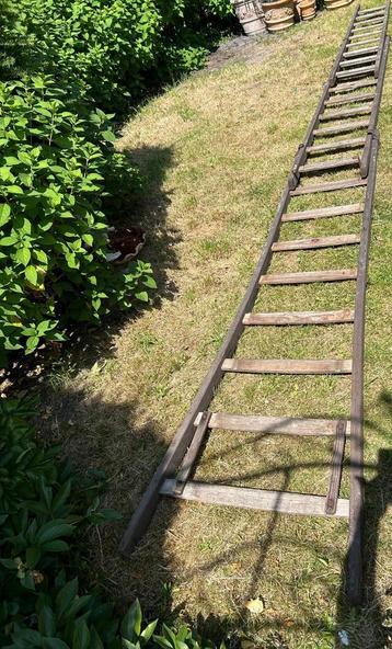 Houten uitschuifbare ladder beschikbaar voor biedingen