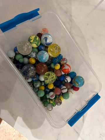 Bak knikkers beschikbaar voor biedingen