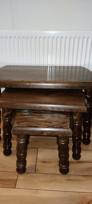 Set van 3 houten bijzettafeltjes beschikbaar voor biedingen