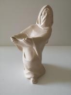 Beeldje merk Parastone, vrouw met sluier, 12,5 cm hg, Ophalen of Verzenden, Zo goed als nieuw, Mens