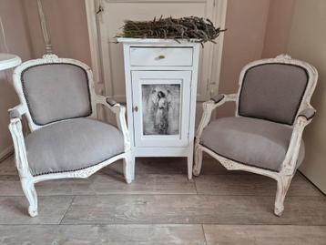 2 gerestylde kinderstoeltjes beschikbaar voor biedingen