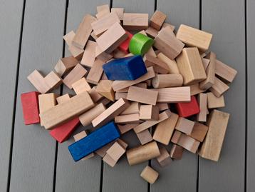 Houten speelblokken (maarliefst 102 stuks) beschikbaar voor biedingen