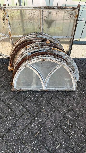 Antieke stalramen beschikbaar voor biedingen