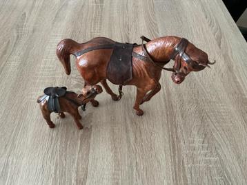 Vintage leren paardje en kameeltje beschikbaar voor biedingen