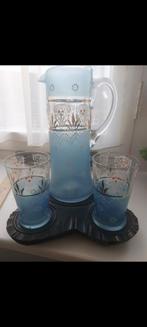 Waterkan van blauw glas met glaasjes met hand beschilderd. M, Antiek en Kunst, Antiek | Glas en Kristal, Ophalen