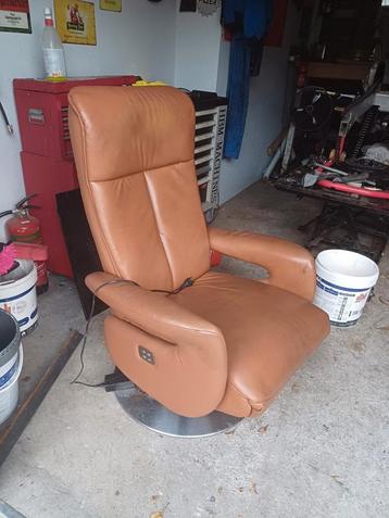 Elektrische lederen stoel.  Fauteuil  beschikbaar voor biedingen