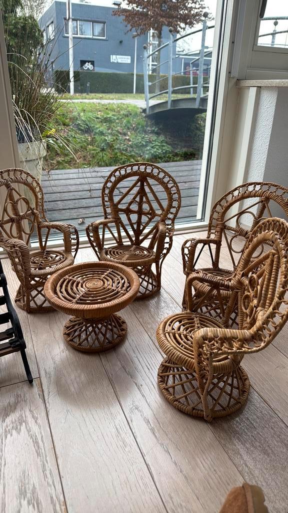 Poppen meubels, hout en rotan, Verzamelen, Poppen, Zo goed als nieuw, Pop, Ophalen