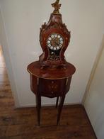 mooie BOULLE KLOK 48CM HOOG MET BIJ PASENT TAFELTJE, Antiek en Kunst, Ophalen