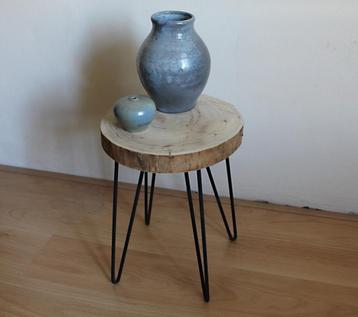 Houten tafeltje / kruk boomstam blad zwart metaal 40 cm hoog beschikbaar voor biedingen