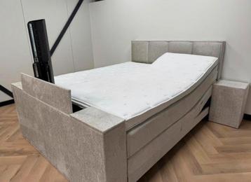 BOXSPRING ELEKTRISCHE 180 x 200 MET TV LIFT CROCO STOF BEIGE beschikbaar voor biedingen