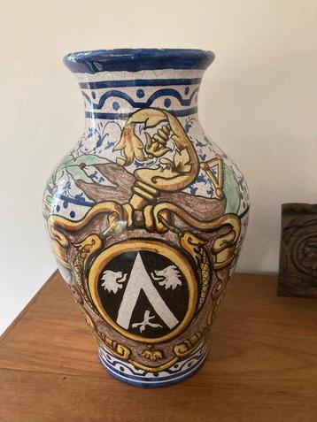 Antieke Wapenschildvaas beschikbaar voor biedingen