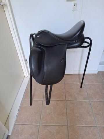 Tekna letek dressuurzadel 17.5 inch  beschikbaar voor biedingen