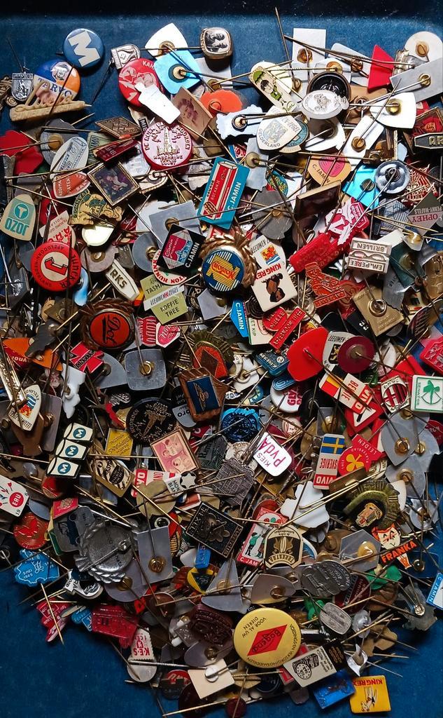 Partij speldjes, ongeveer 600 stuks, Verzamelen, Speldjes, Pins en Buttons, Gebruikt, Speldje of Pin, Overige onderwerpen, Ophalen