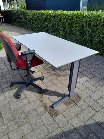 Verstelbaar bureau met gratis bureaustoel beschikbaar voor biedingen