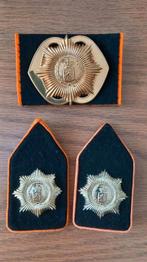 Van Heutsz baretembleem en kraagspiegels, Ophalen of Verzenden, Landmacht, Nederland, Embleem of Badge