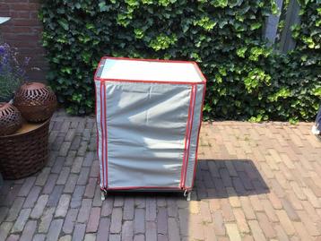 Te koop aangeboden: Campingkastje Wit met Rode biezen. beschikbaar voor biedingen