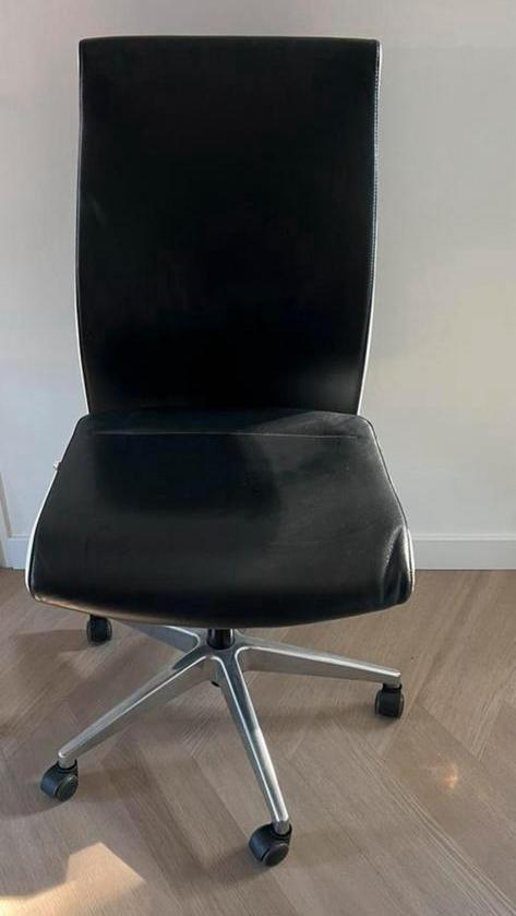 Een comfortabele en stijlvolle bureaustoel, Huis en Inrichting, Bureaustoelen, Zo goed als nieuw, Zwart, Ophalen