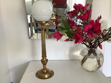 Art-Deco Tafellamp met koperen voet beschikbaar voor biedingen