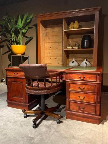 Engels Chesterfield Partnerdesk bureau beschikbaar voor biedingen