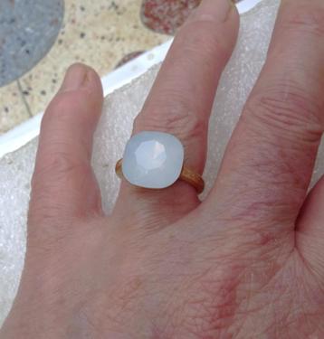 Goudkleurige ring met melk-witte kunststof steen   beschikbaar voor biedingen