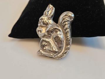 Zilveren Rammelaar Eekhoorn beschikbaar voor biedingen