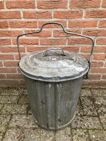 Oude zinken vuilnisemmer uit Raalte. beschikbaar voor biedingen