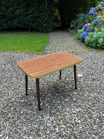 Retro Midcentury Vaza-Roden bijzettafel beschikbaar voor biedingen