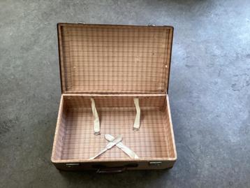 Mooie, oude koffer, retro, broccante beschikbaar voor biedingen