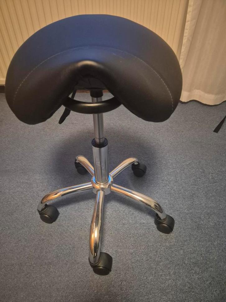 Zadelkruk op wielen, Huis en Inrichting, Bureaustoelen, Zo goed als nieuw, Bureaukruk, Zwart, Ophalen