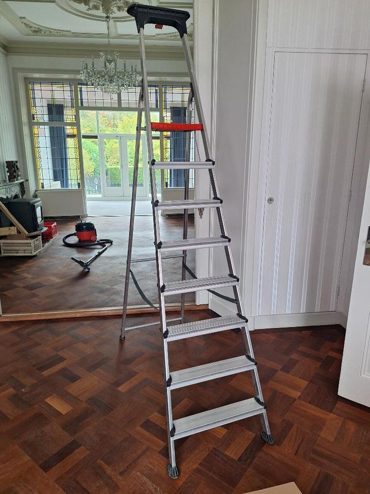 Altrex trap met 8 treden, Doe-het-zelf en Verbouw, Ladders en Trappen, Zo goed als nieuw, 2 tot 4 meter, Opvouwbaar of Inschuifbaar