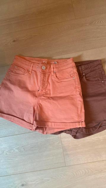 Korte broekjes beschikbaar voor biedingen