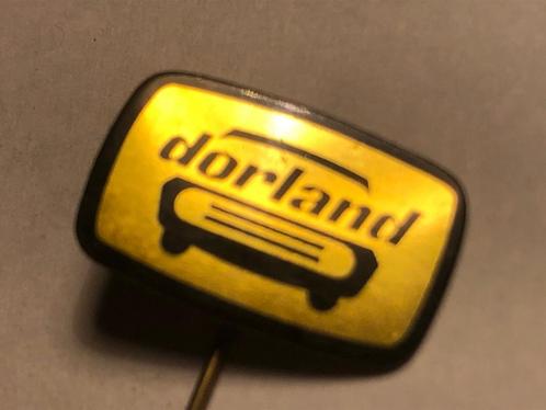 Metalen DORLAND Autorijschool Speld (Geel/Zwart)., Verzamelen, Speldjes, Pins en Buttons, Zo goed als nieuw, Speldje of Pin, Transport