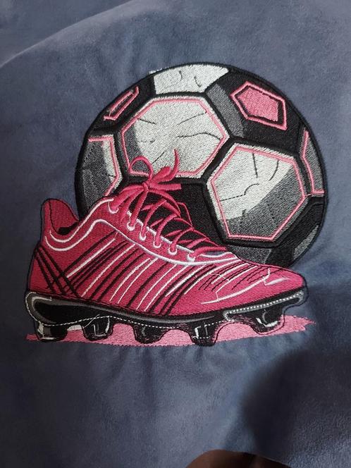 Prachtige dames voetbalschoen met voetbal geborduurd op lapj, Hobby en Vrije tijd, Borduren en Borduurmachines, Nieuw, Ophalen of Verzenden