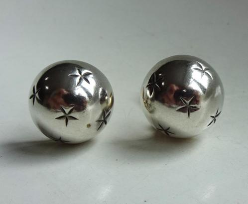 Vintage zilveren half bolletje oorclips: sterretjes decor, Sieraden, Tassen en Uiterlijk, Antieke sieraden, Oorbellen, Zilver