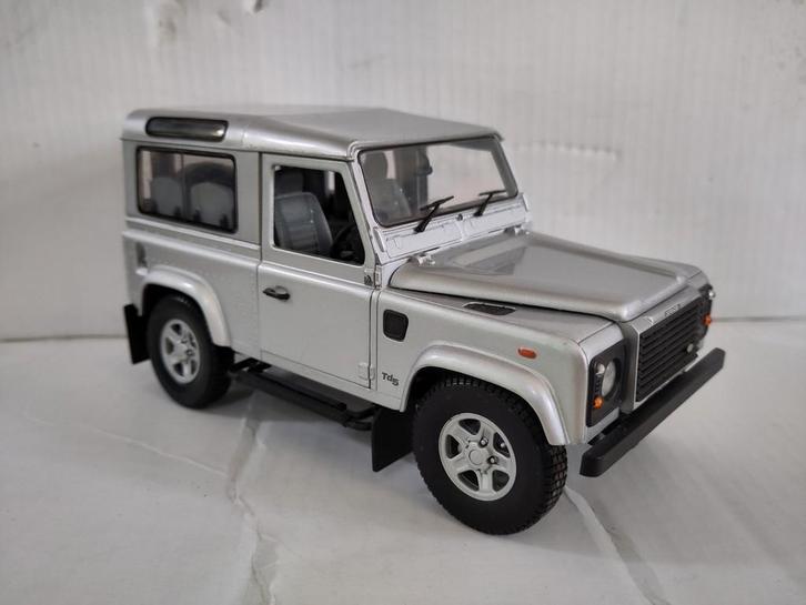 1:18 Universal Hobbies Land Rover Defender 90 Station TD5, Hobby en Vrije tijd, Modelauto's | 1:18, Zo goed als nieuw, Ophalen of Verzenden
