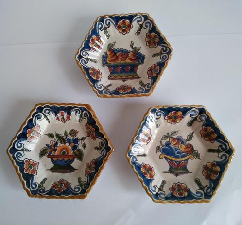 3 WANDBORDJES, 6-hoekig, hand beschilderd aardewerk, Makkum, Antiek en Kunst, Antiek | Keramiek en Aardewerk, Ophalen of Verzenden