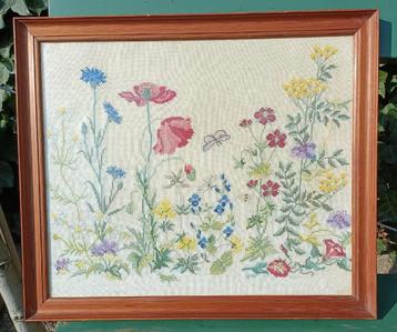 Hand geborduurd schilderij diverse bloemen achter glas 37x44 beschikbaar voor biedingen